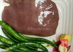 尖椒炒猪肝的做法图解1