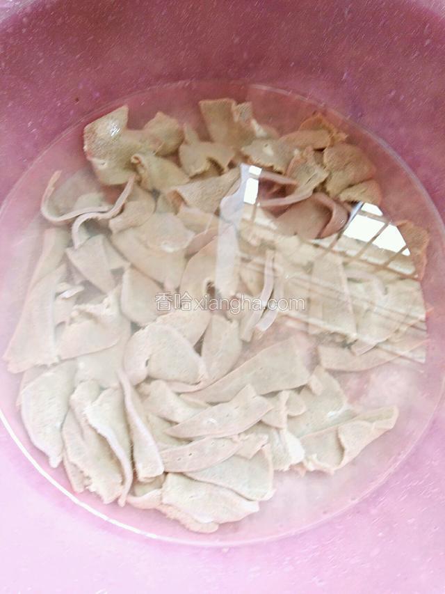 猪肝切片用水泡，冲洗几遍，把血水冲洗干净如下图（血水有毒素所以要冲干净）