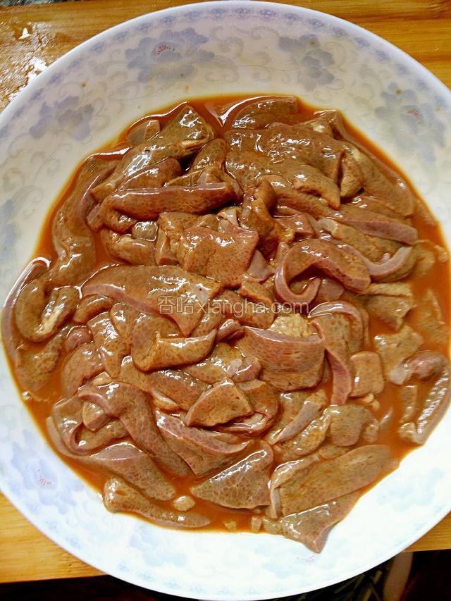 冲洗好的猪肝加入料酒，胡椒粉，生粉腌10分钟