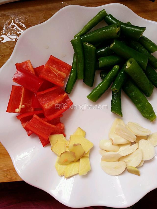 尖椒切段，红椒姜蒜切片