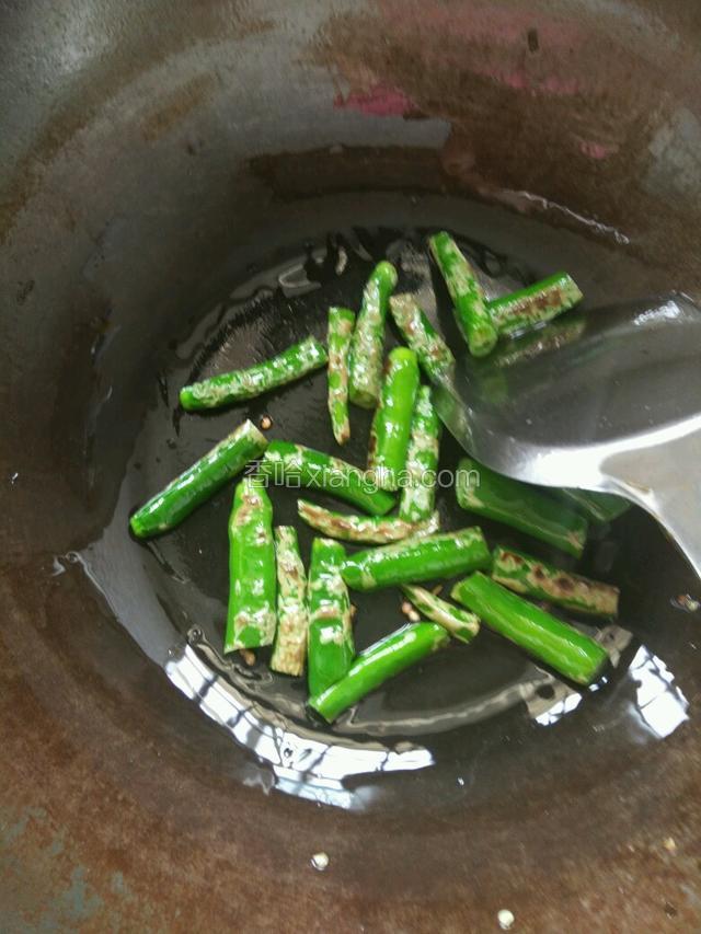 锅中放少许油把尖椒爆香捞出备用