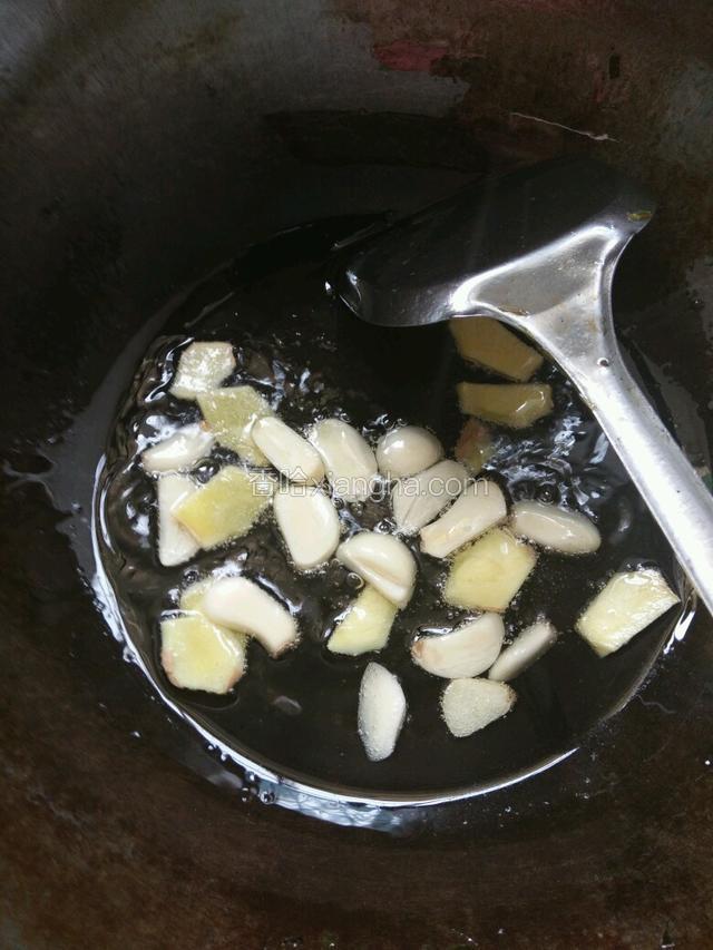 起锅放油把姜蒜爆香