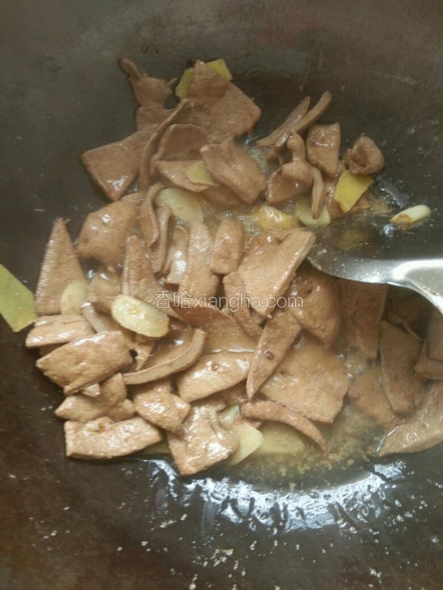 放入猪肝大火爆炒至变色