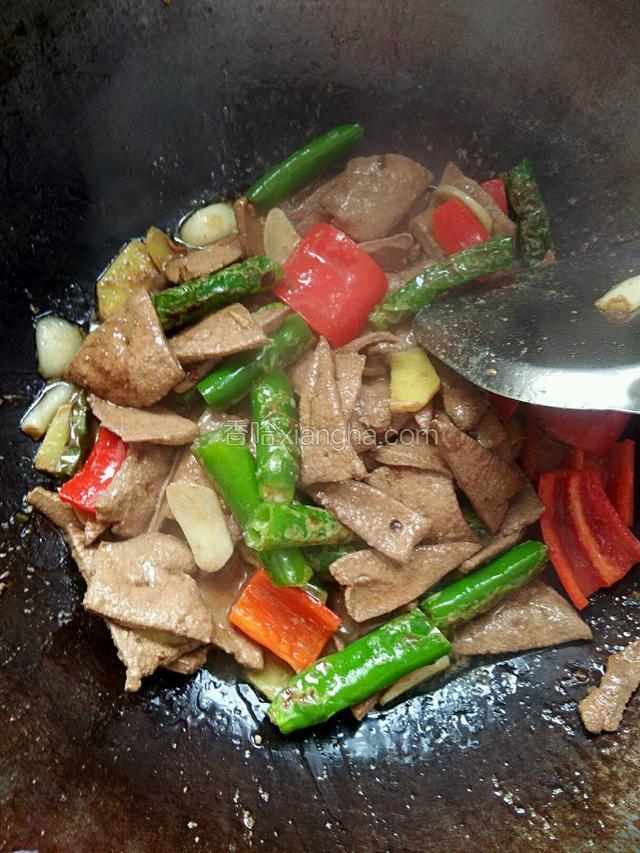 加入红椒尖椒翻炒加盐，鸡粉，山胡椒油，酱油炒匀出锅装盘。