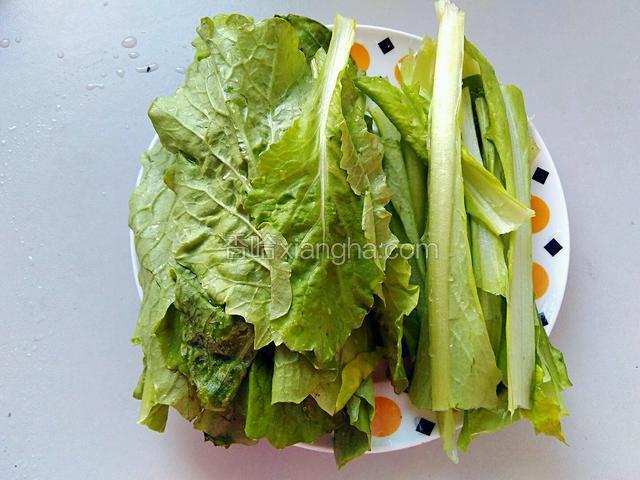 小白菜清洗干净，白菜叶和白菜杆区分开。