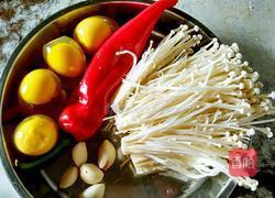 剁椒金针拌变蛋的做法图解1