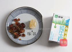 牛奶炖桃胶的做法图解1
