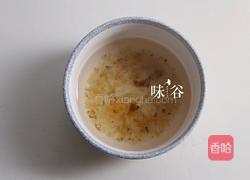 牛奶炖桃胶的做法图解3
