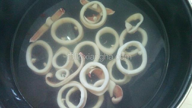 锅里放水，水开放入切好的鱿鱼圈，加入料酒，在锅里抄水1分钟