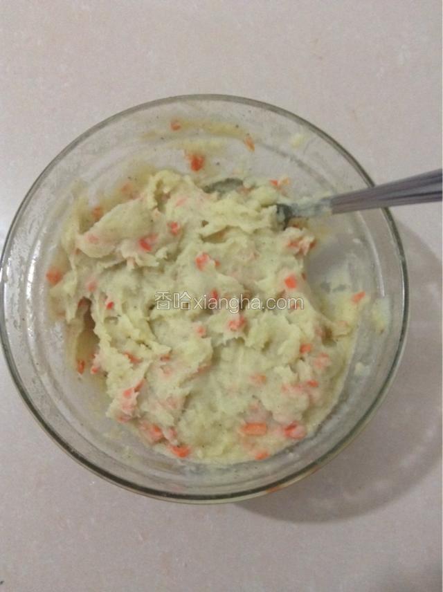 拌入胡萝卜末和火腿末，倒入牛奶，撒入盐和黑胡椒拌匀。