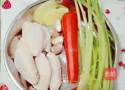 香菇焖鸡翅的做法图解1