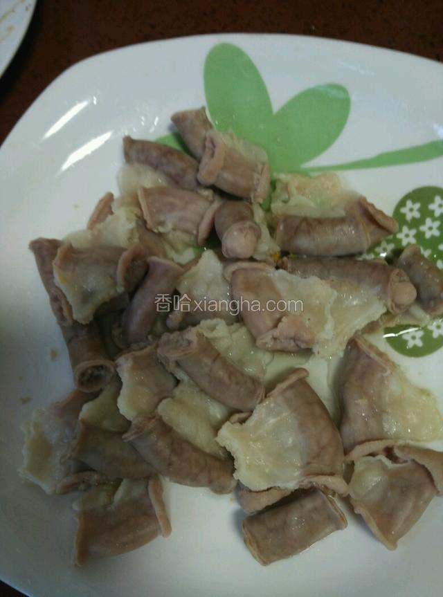 水开焯熟粉肠待用