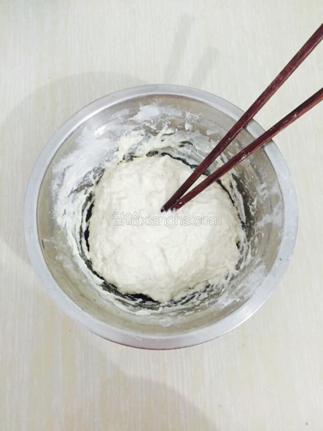 在盆里面粉，加少量的水。加盐，使劲搅拌。