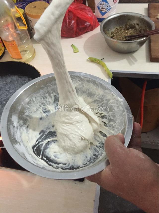 搅拌成拉起来连好长的面糊就可以了。