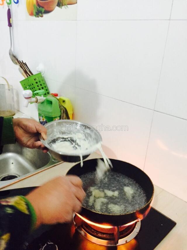 烧一锅开水。把面一点点用筷子剥到锅里。
