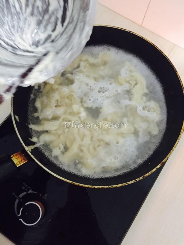 算剥完。就是这样的长条形面疙瘩。烧开水后盛出。