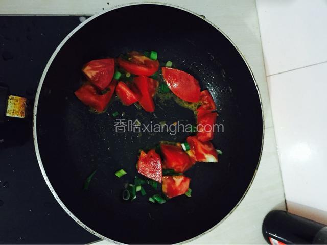 锅里放油，加葱炒出香味后放番茄炒出汁来加水煮开，把鸡蛋均匀的打在锅里，放一点调味料，盐，