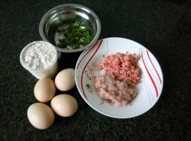 准备食材：肉末、火腿末、鸡蛋、葱花