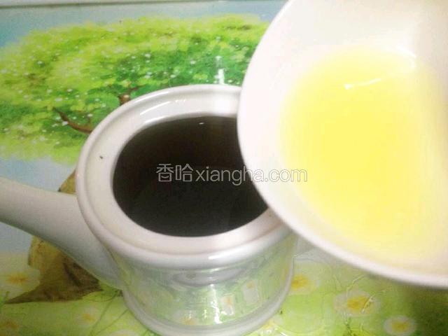红茶温度降了后,倒入柠檬汁.
