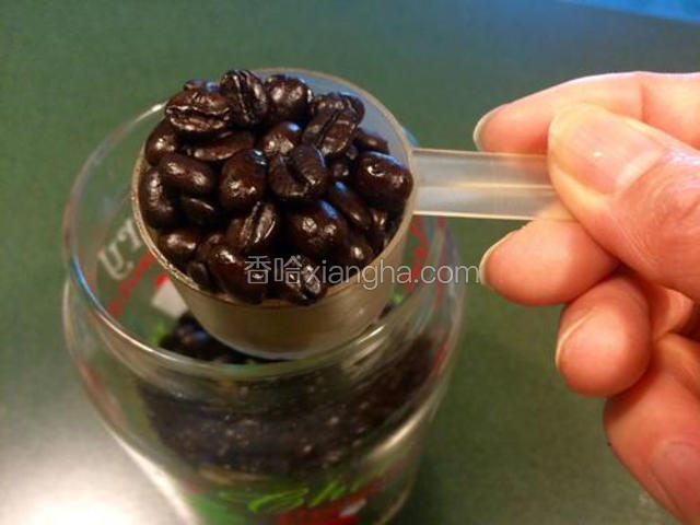 取10克咖啡豆，磨成粉；