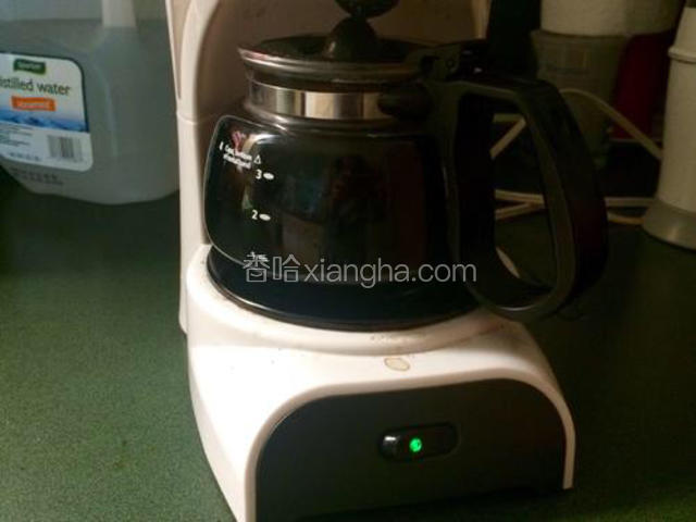 入咖啡机煮好；