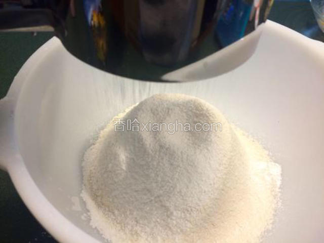 面粉、糖粉、泡打粉过筛；