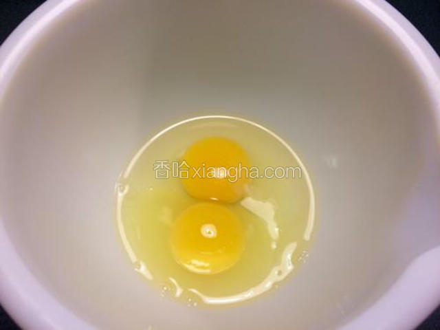 打散2个鸡蛋；