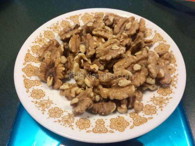 核桃仁入微波炉高火2分钟；