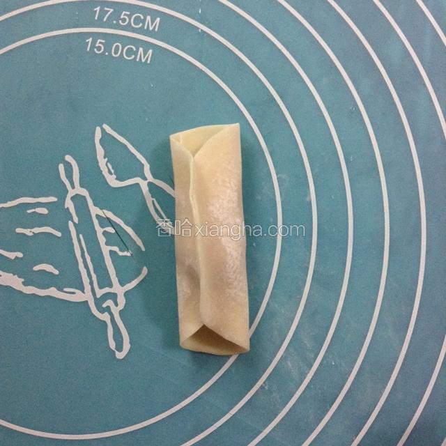 中间部分沾点水捏在一起。两头开口。