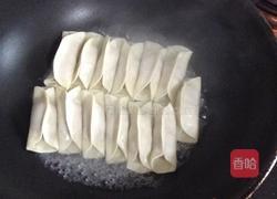 脆香锅贴的做法图解7