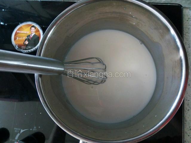 小火加热，边加热边搅拌，使吉利丁片全部融化
