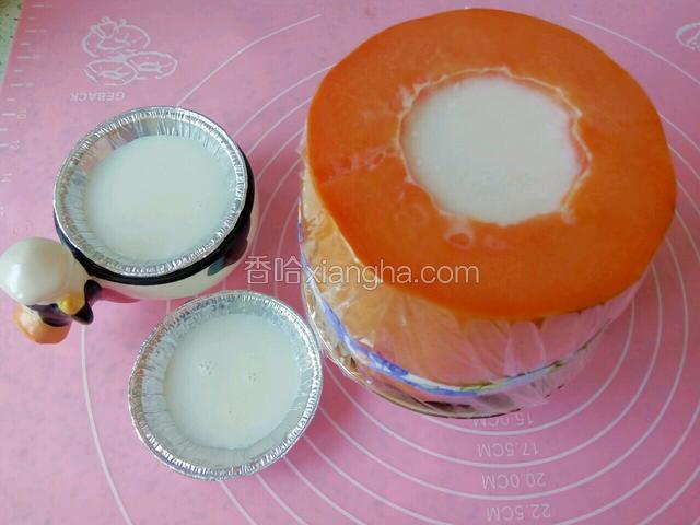 用保鲜膜包住，剩了一点浆倒在了蛋挞模具里，冰箱冷藏4小时