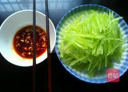 凉拌莴笋丝的做法图解1