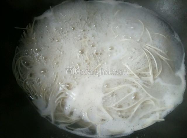 锅中开始煮面