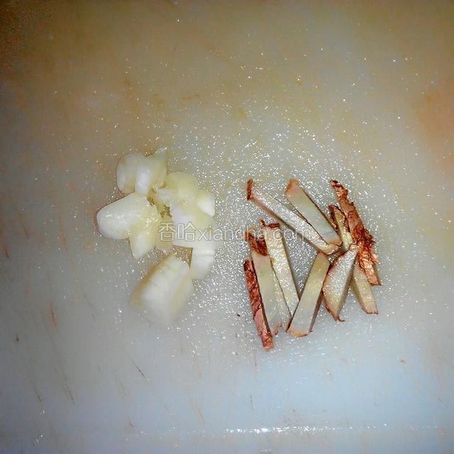 将姜切条,蒜切片