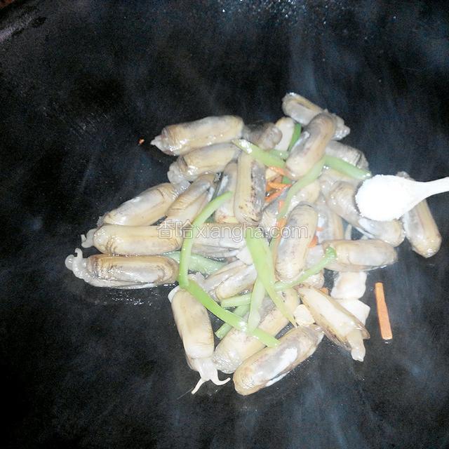 然后放入一些盐