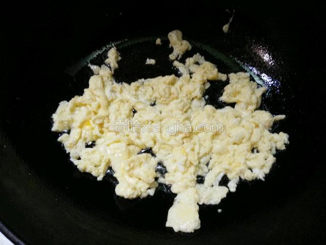 热锅下食用油先炒好鸡蛋，添起备用