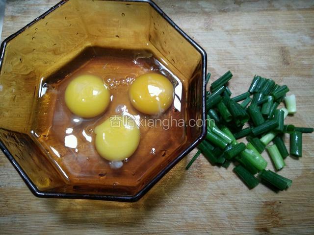 鸡蛋磕碗里，滴数滴料酒打散以去腥味，葱切小段