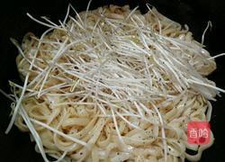 鸡蛋银芽炒河粉的做法图解6