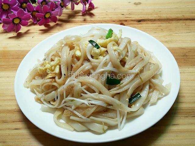 鸡蛋银芽炒河粉