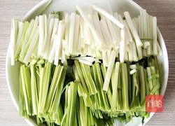 蒜苗炒鸡蛋的做法图解1