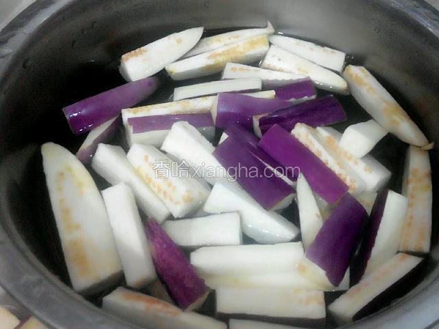 茄子切小条，用清水泡一会，（防止变黑色了）