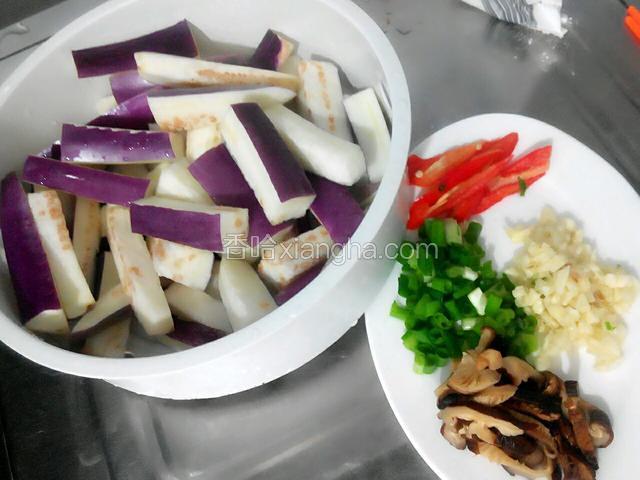 茄子沥水份，香菇，辣椒，蒜，葱全部切小备好，