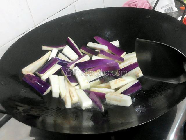 再下茄子下去炒，