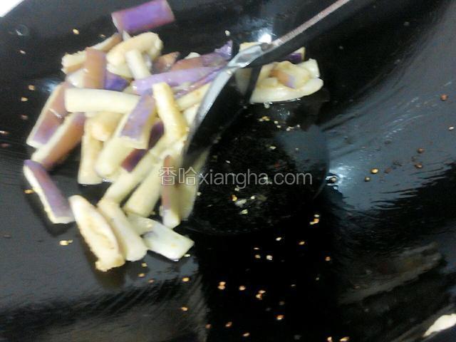 炒制茄子软熟，把锅里的油盛出少许（茄子刚炒是很会入油，一炒软了油就会出来的）