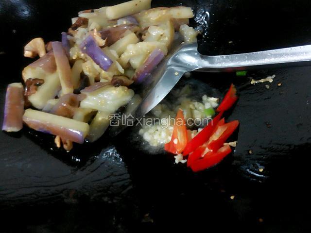 再下蒜和辣椒炒出香味，再和茄子炒均匀（这时茄子都是满满的蒜香味，如果家里有小孩的话辣椒可以不要放）