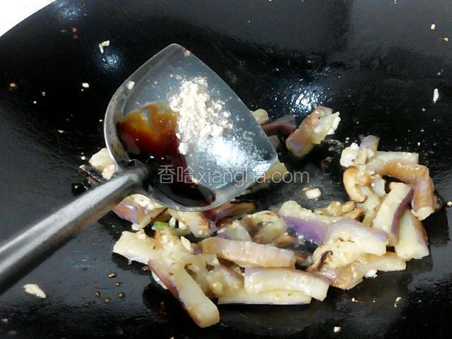 再下适量的蚝油，少许酱油，鸡精，盐适量（咸方便按自己个人口感）