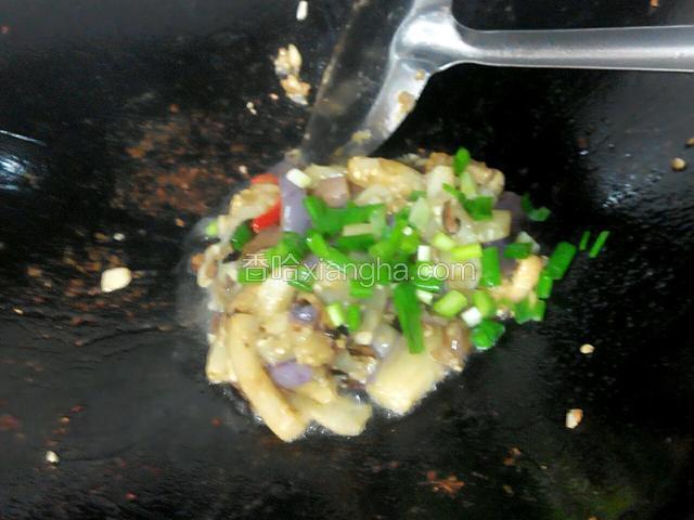 再下葱花翻炒一下，就可以关火了，