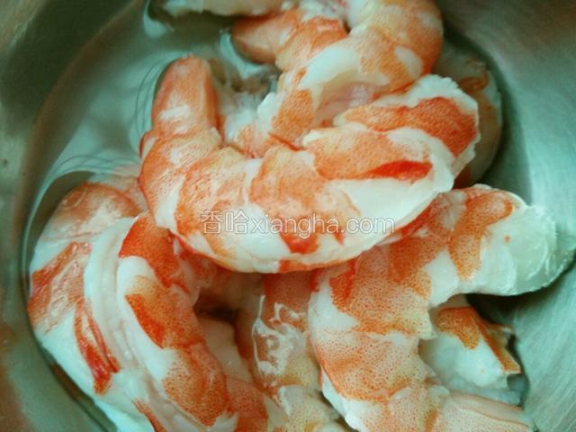 虾仁去掉虾线，洗干净，用料酒、盐腌制20分钟
