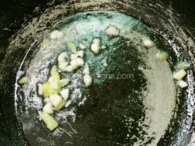 锅里热油，爆香生姜、蒜末